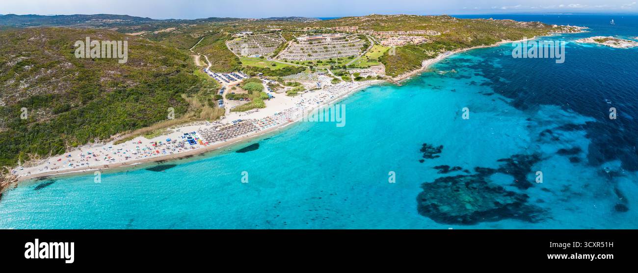 Spiaggia La Marmorata (der Strand von Marmorata), Sardinien – aus der Vogelperspektive auf weißen Sand und türkisfarbenes Mittelmeer Stockfoto