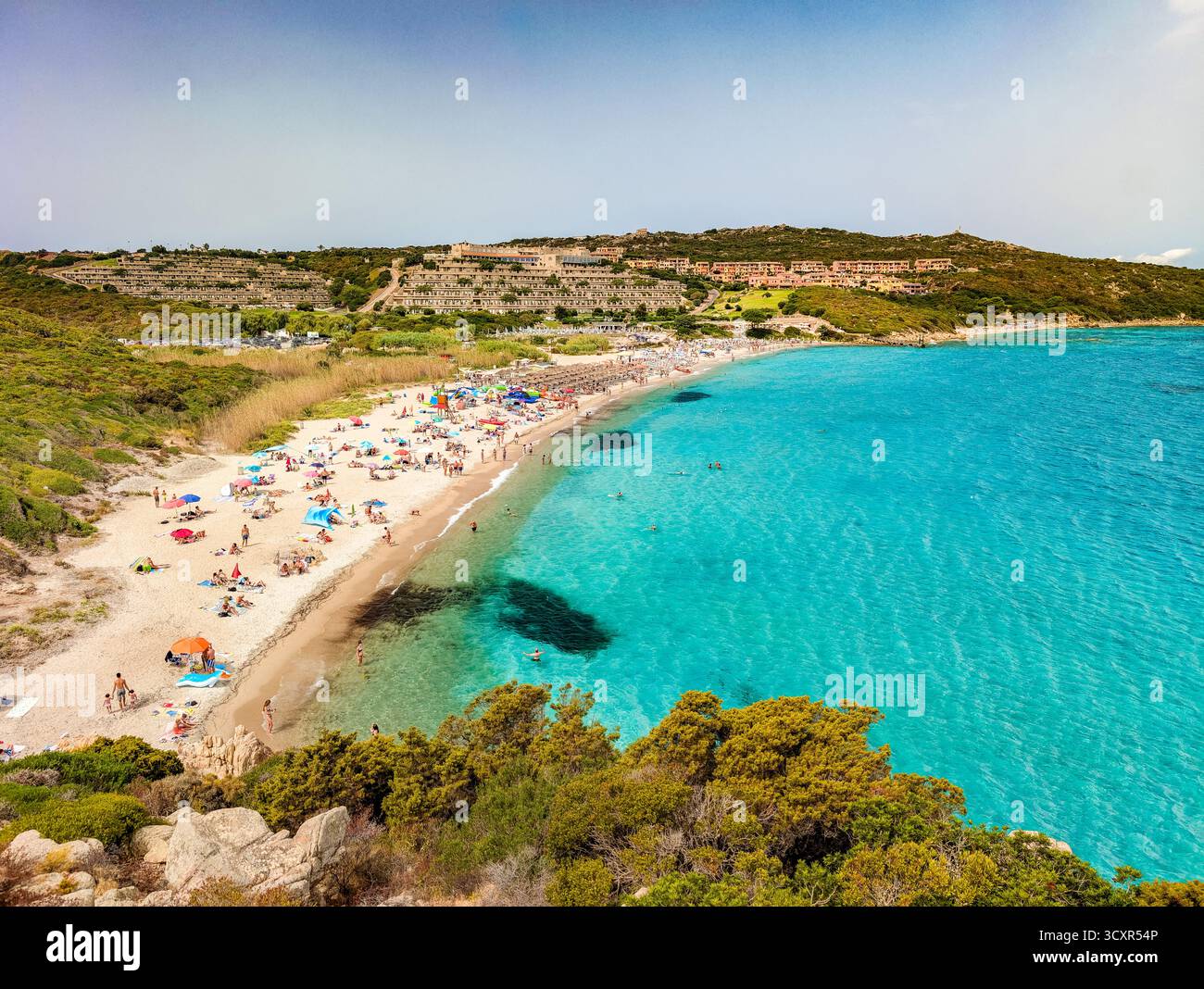 Spiaggia La Marmorata (der Strand von Marmorata), Sardinien – aus der Vogelperspektive auf weißen Sand und türkisfarbenes Mittelmeer Stockfoto