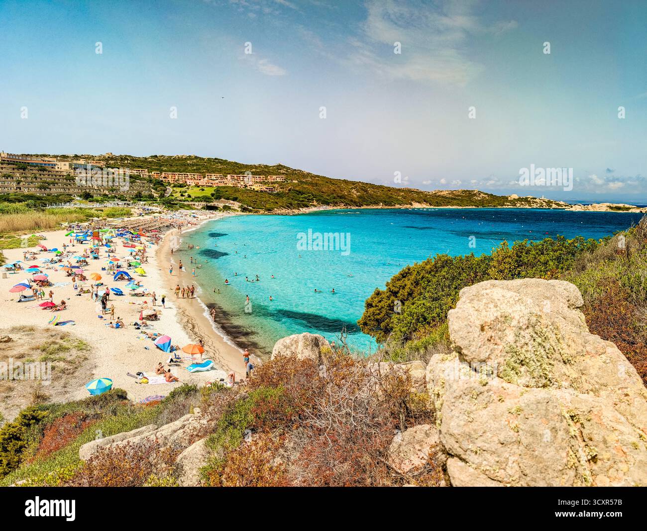 Spiaggia La Marmorata (der Strand von Marmorata), Sardinien – aus der Vogelperspektive auf weißen Sand und türkisfarbenes Mittelmeer Stockfoto