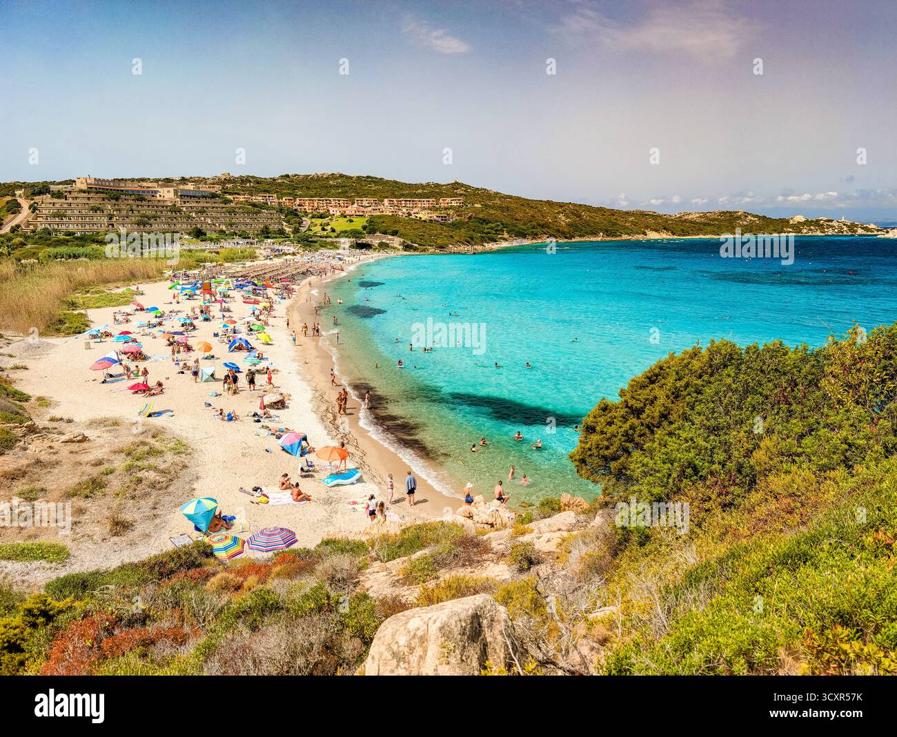 Spiaggia La Marmorata (der Strand von Marmorata), Sardinien – aus der Vogelperspektive auf weißen Sand und türkisfarbenes Mittelmeer Stockfoto