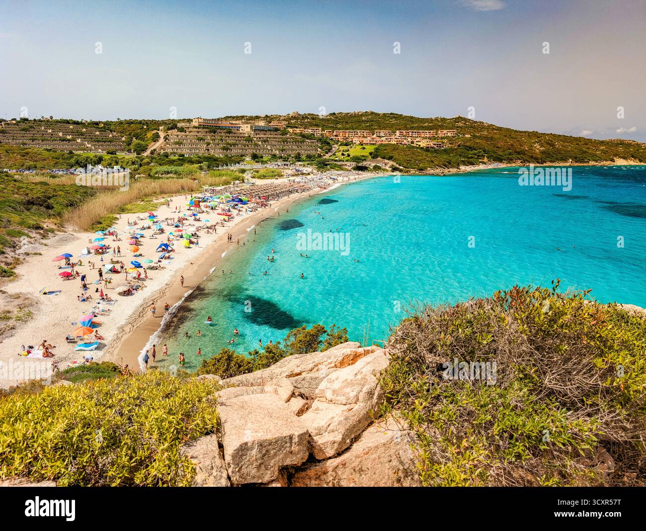 Spiaggia La Marmorata (der Strand von Marmorata), Sardinien – aus der Vogelperspektive auf weißen Sand und türkisfarbenes Mittelmeer Stockfoto