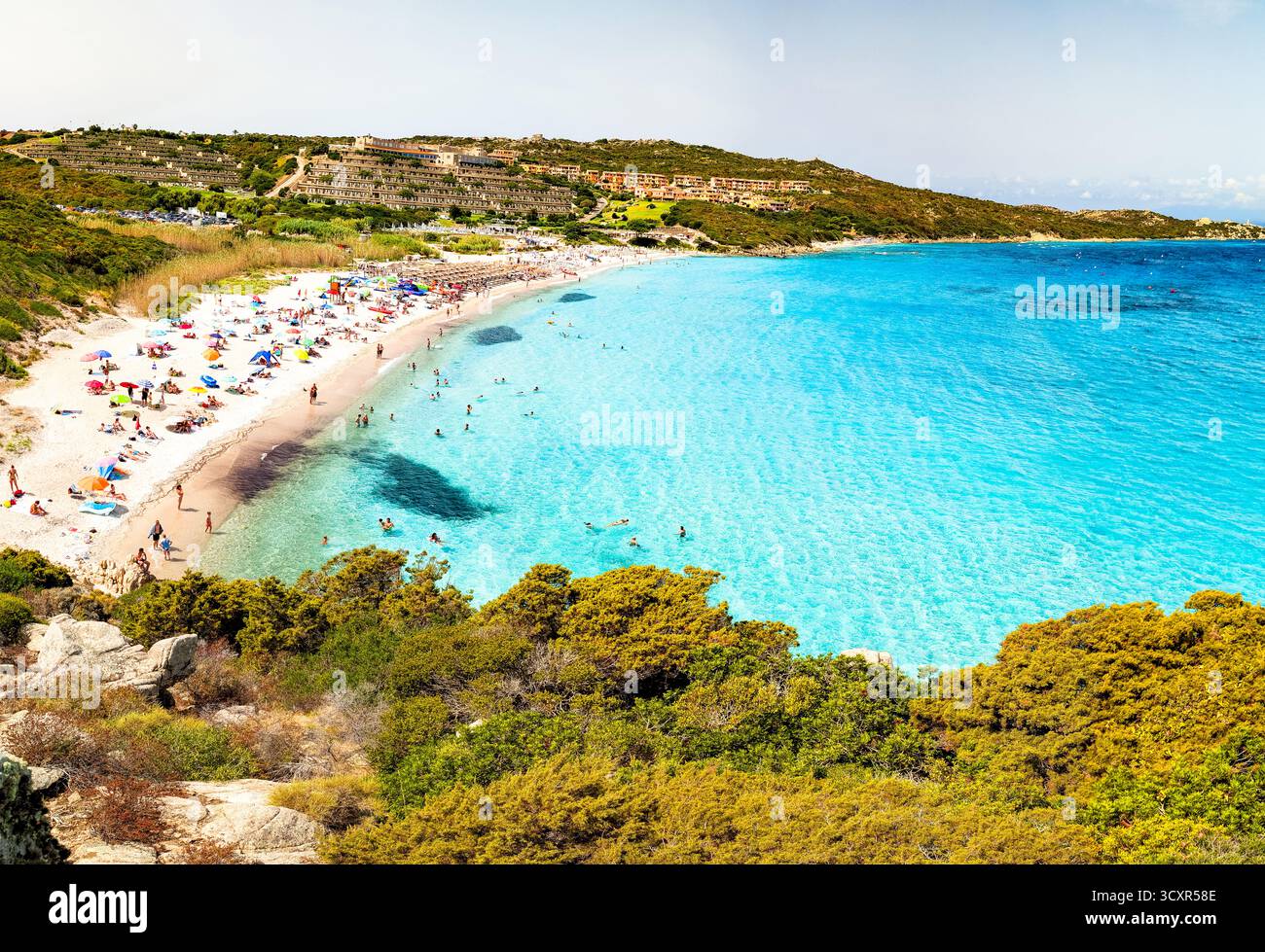 Spiaggia La Marmorata (der Strand von Marmorata), Sardinien – aus der Vogelperspektive auf weißen Sand und türkisfarbenes Mittelmeer Stockfoto