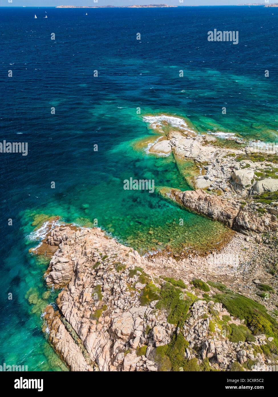 Spiaggia La Marmorata (der Strand von Marmorata), Sardinien – aus der Vogelperspektive auf weißen Sand und türkisfarbenes Mittelmeer Stockfoto