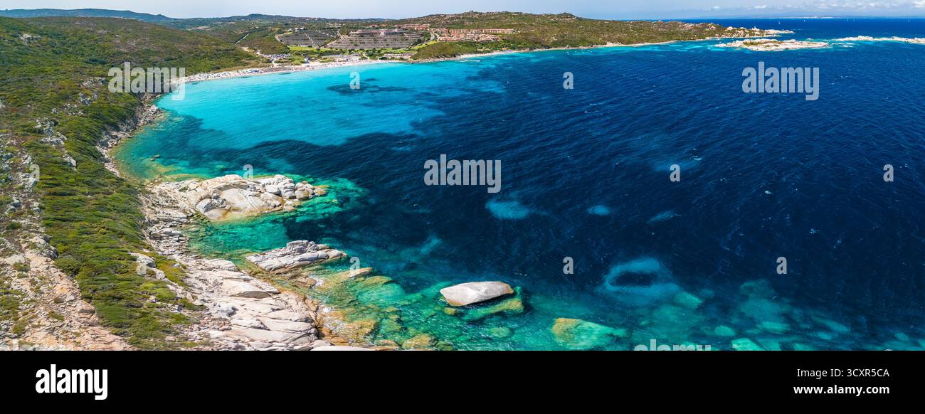Spiaggia La Marmorata (der Strand von Marmorata), Sardinien – aus der Vogelperspektive auf weißen Sand und türkisfarbenes Mittelmeer Stockfoto