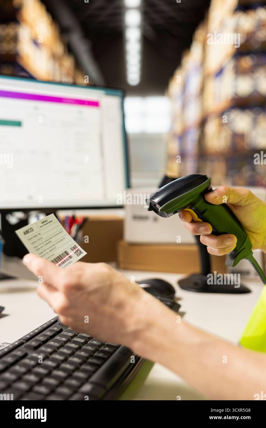 Asiatischer männlicher Arbeiter scannt Luftfrachtbriefnummern zur Auftragsabwicklung und Bestandskontrolle mit einem Scanner auf Versandetiketten im Lager. Barcodes werden vor der Verteilung registriert. Stockfoto