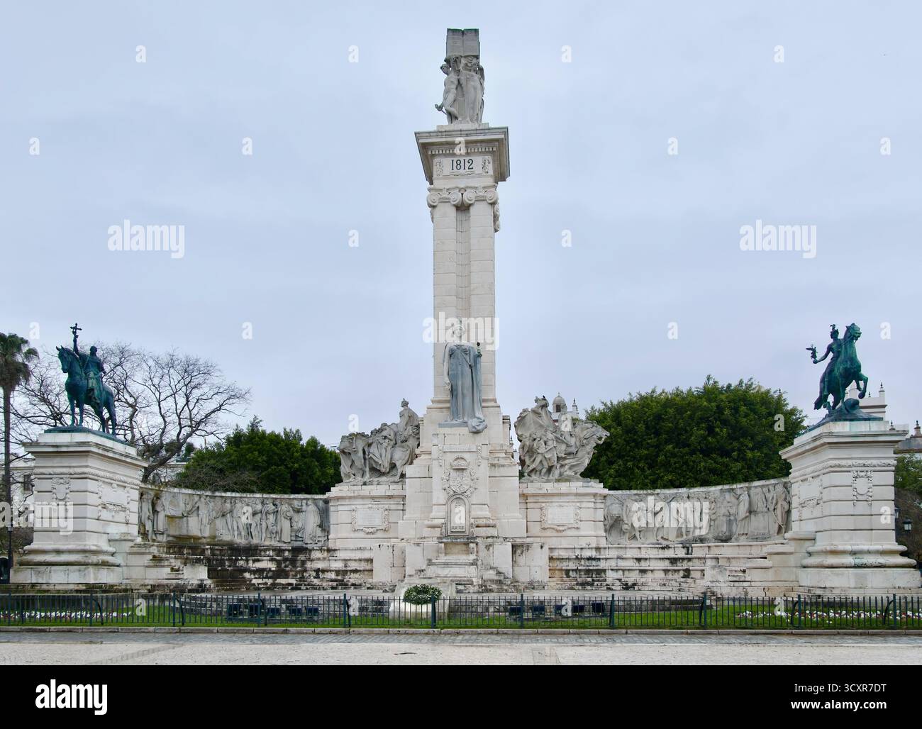 100-jähriges Monumento a las Cortes de Cádiz oder Denkmal der Verfassung von 1812 Denkmal und Skulpturen Plaza de España Cadiz Andalusien Spanien Europa Stockfoto