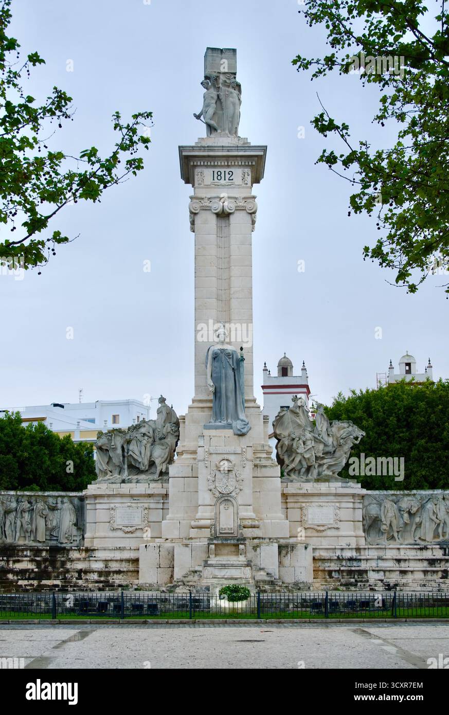 100-jähriges Monumento a las Cortes de Cádiz oder Denkmal der Verfassung von 1812 Denkmal und Skulpturen Plaza de España Cadiz Andalusien Spanien Europa Stockfoto