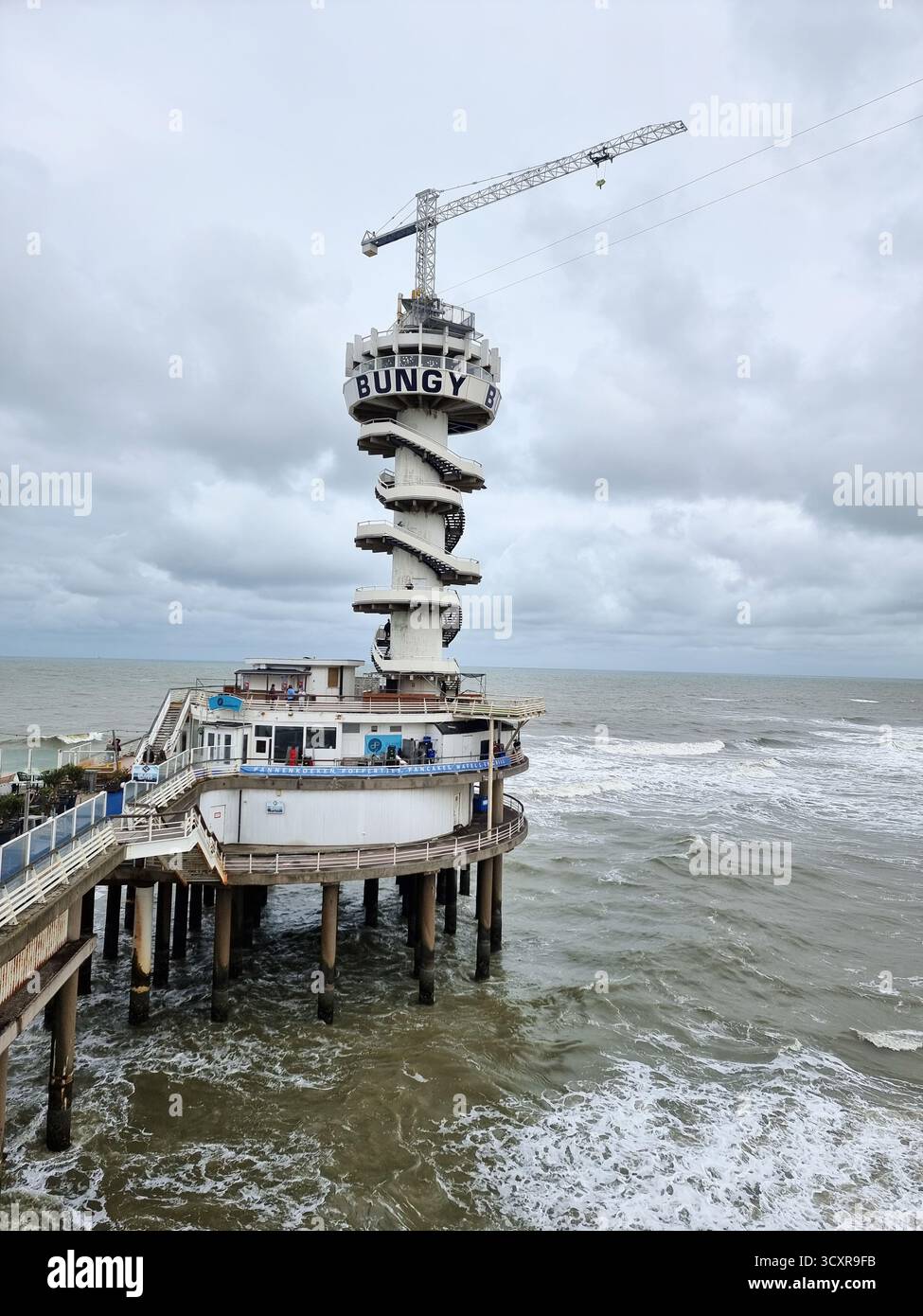 „Bungy Jump“, Bungee Jump Tower im Meer auf dem Pier in Scheveningen, Niederlande mit der längsten Zipline Europas - Smartphone-aufgenommenes Stockfoto „Bungy Jump“, Bungee Jump Tower im Meer auf dem Pier in Scheveningen, Niederlande mit der längsten Zipline Europas - Smartphone-aufgenommenes Stockfoto