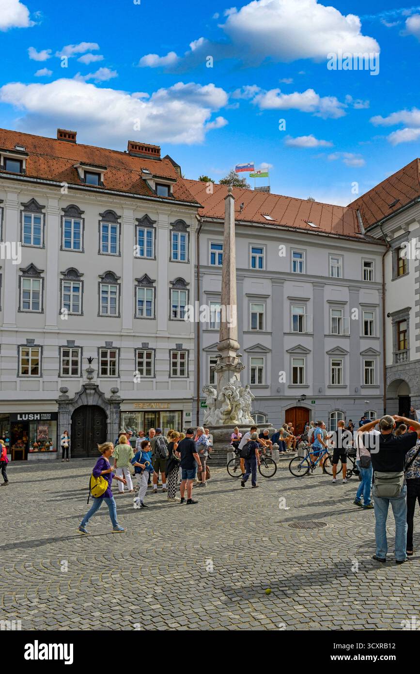 Menschen auf dem Stadtplatz in Ljubljana, Slowenien Stockfoto