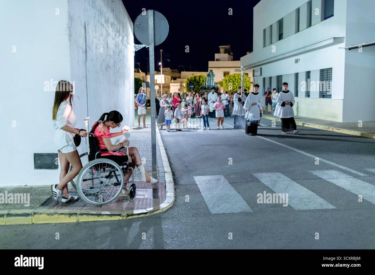 Jedula, Andalusien, Spanien. 30. August 2025. Eine nächtliche religiöse Prozession mit Klerus, Kindern und Teilnehmern, die durch die Straßen der Stadt spazieren Stockfoto