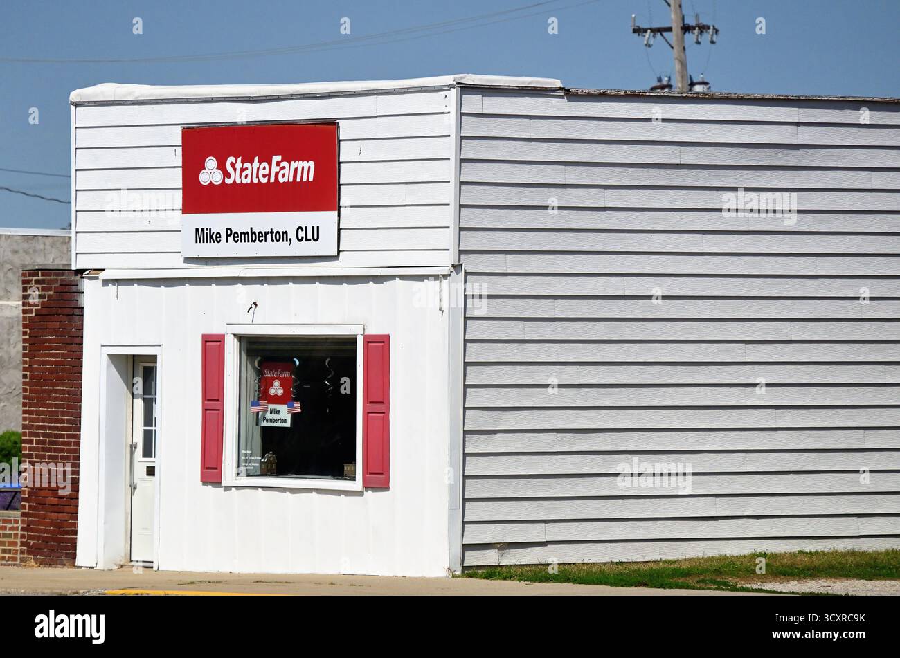 Hoopeston, Illinois, USA. Ein malerisches, einfaches Hauptstraßengebäude, in dem eine Versicherungsagentur in einer kleinen Gemeinde im Mittleren Westen der USA untergebracht ist. Stockfoto