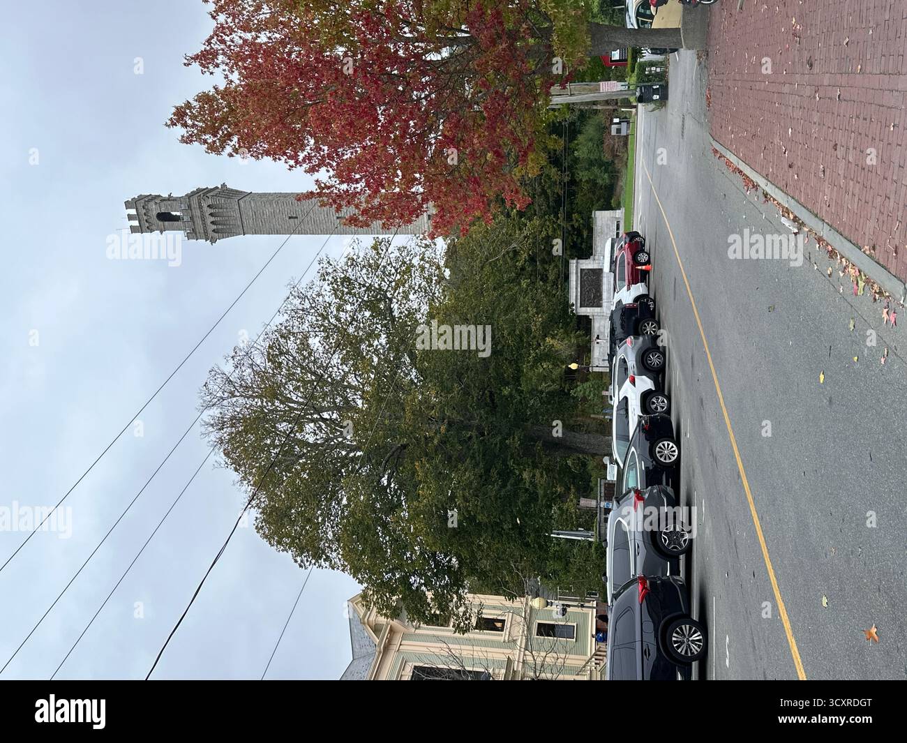 Öffentliche Straße in Provincetown - Pilgerdenkmal im Hintergrund Stockfoto
