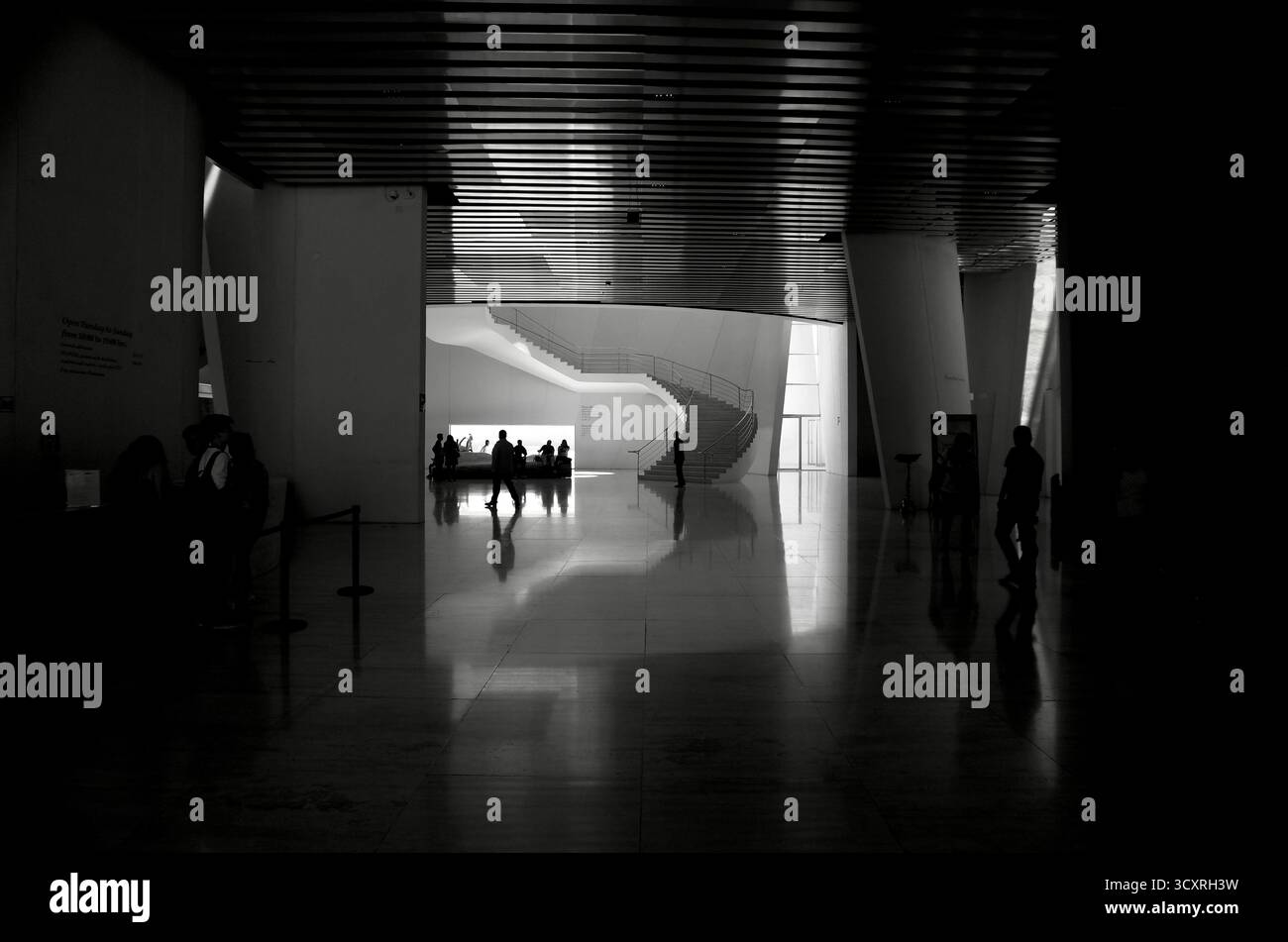 Verwendete Architektur: Menschen, die durch moderne öffentliche Architektur mit starkem Licht und Schatten laufen. Das Museum wurde vom berühmten Architekten Toyo Ito entworfen Stockfoto