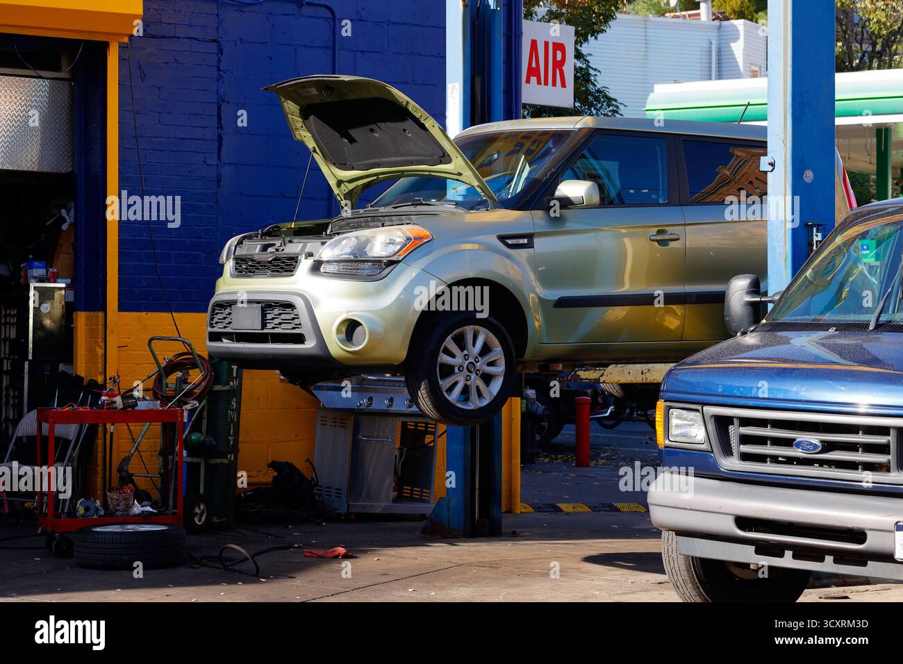 Eine grüne 2013-KIA-Seele auf einem Aufzug in einer Autowerkstatt. Stockfoto