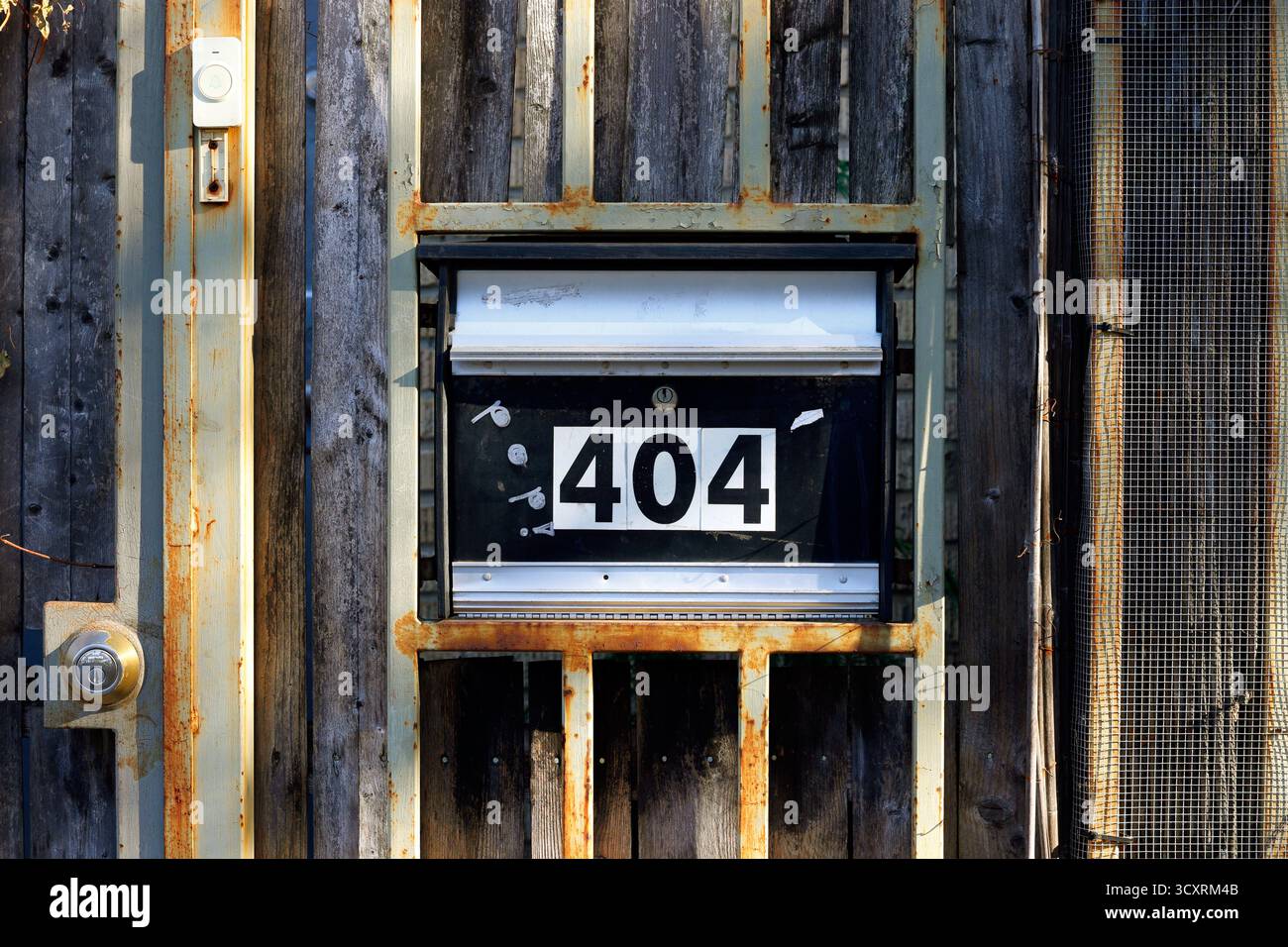 Eine Mailbox mit einer 404-Nummer drauf. Die Nummer bezieht sich auf die Internetfehlermeldung 404 nicht gefunden Stockfoto