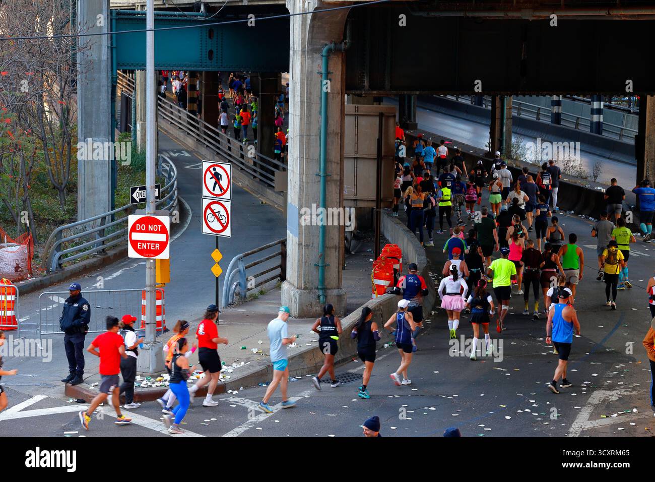 Die Läufer des NYC-Marathons fahren über die Queensboro Bridge in Richtung Manhattan, New York Stockfoto
