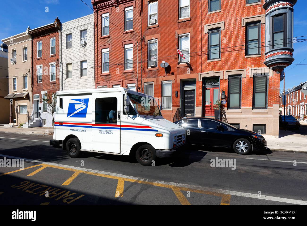 Ein Posttransportfahrzeug des US Postal Service Grumman Long Life auf einer Stadtstraße in Philadelphia, USA. Stockfoto