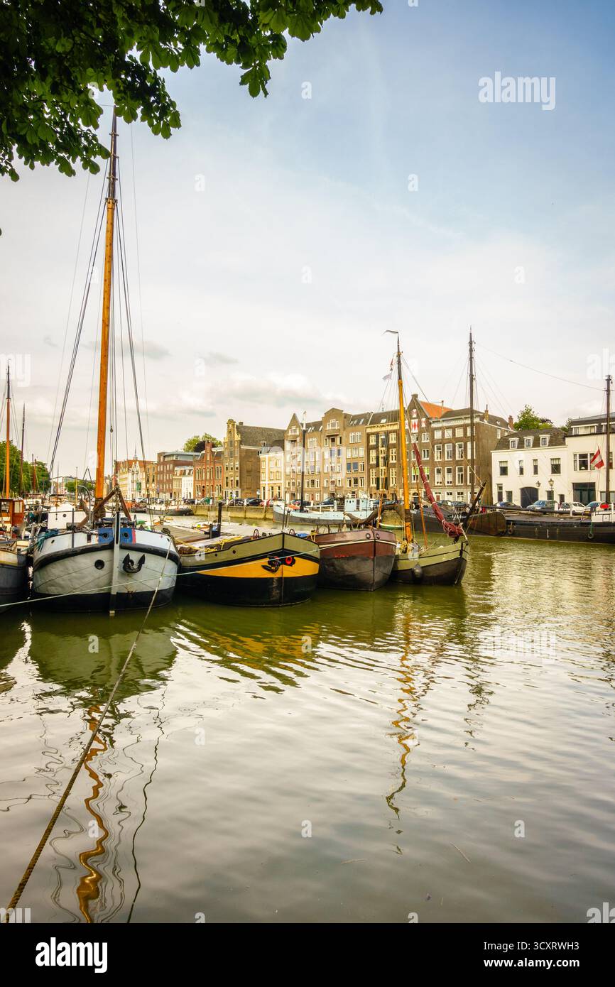 Die Boote liegen in einem Innenhafen in Dordrecht, Niederlande Stockfoto Die Boote liegen in einem Innenhafen in Dordrecht, Niederlande Stockfoto