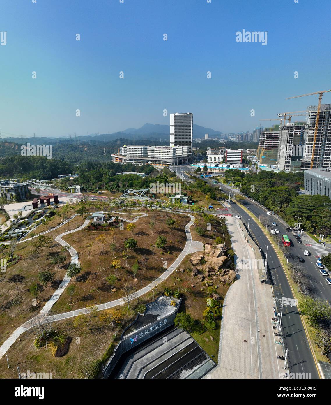 Luftaufnahmen des Shenzhen North Station Central Park im Bezirk Longhua, Shenzhen Stockfoto