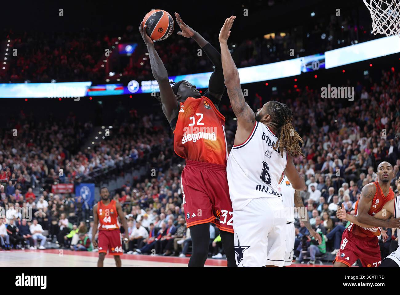 München, Deutschland. Oktober 2025. Deutschland, München, 2025 10 14: Wenyen Gabriel (FC Bayern) 2 Punkte im 4. Quartal während des Basketballspiels FC Bayern München - EA7 Emporio Armani Milan, EuroLeague 2025-2026 R4 bei SAP Garden.Germany, München, 2025 10 014: FC Bayern München vs EA7 Emporio Armani Milan, EuroLeague Basketball 2025/2026, Runde 4 bei SAP Garden.Germany, München, 2025 10 014: FC Bayern München vs EA7 Emporio Armani Milan, SAP Garden 2025, SAP League 2026. Deutschland, München, 2025 10 014: FC Bayern München gegen EA7 Emporio Armani Mailand, EuroLeague Basketball Stockfoto