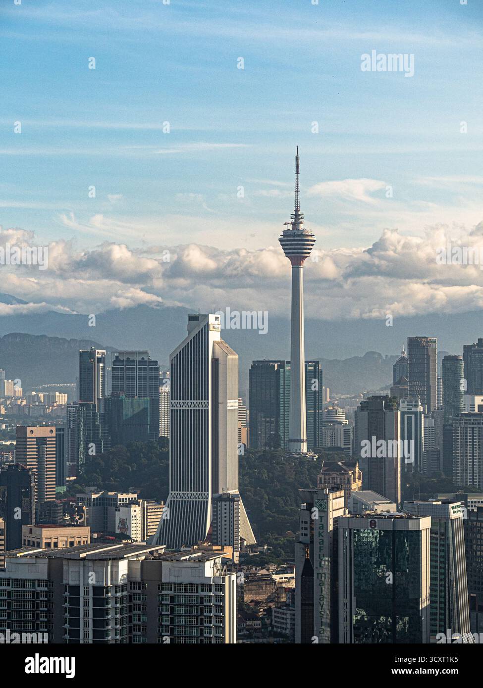 Kuala Lumpur, Malaysia - 20. Februar 2025 - Menara Kuala Lumpur Tower und Maybank Tower mit seinen umliegenden Gebäuden rund um das Stadtzentrum. Wolke Stockfoto