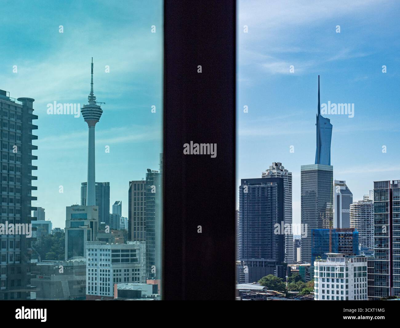 Kuala Lumpur, Malaysia - 20. Februar 2025 - Blick auf den Menara Kuala Lumpur Tower und den Merdeka 118 Tower von einem Fenster. Stockfoto