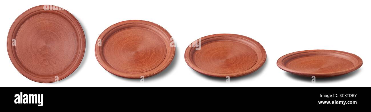 Set aus leerem rötlich-braunem Tontablett oder Untertasse, rauer Erdstruktur aus unglasierter Terrakotta-Keramik isolierter weißer Hintergrund, traditionelles Handwerk Stockfoto