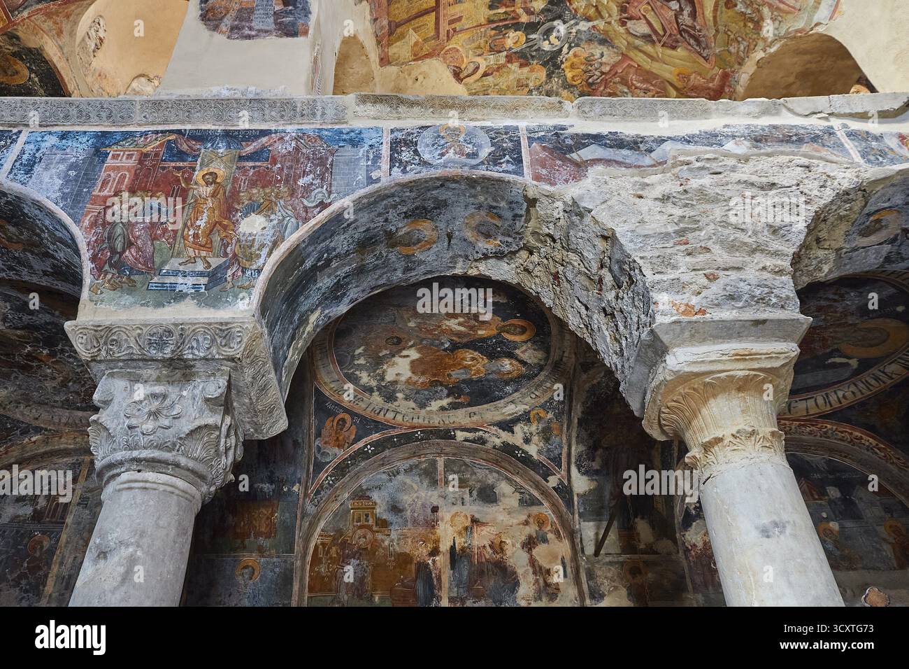 Kloster Pantanassa aus dem 15. Jahrhundert n. Chr., gemalte Kirchensäulen und Deckenfresken zeugen von der künstlerischen Gestaltung, Mystras, Mistra, UNESC Stockfoto