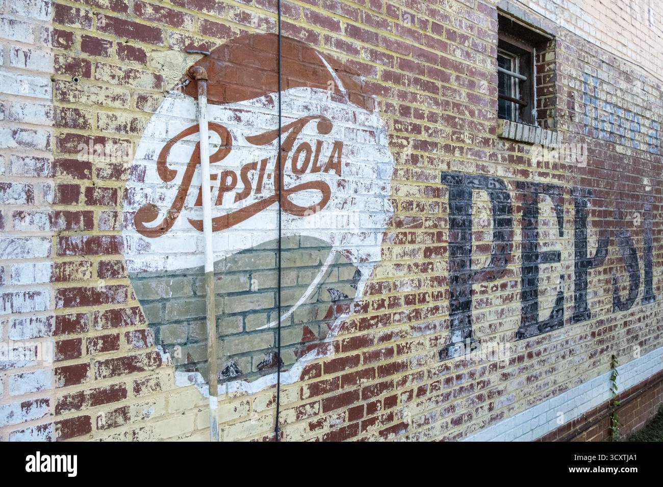 Vintage Pepsi Cola verwittertes Wandgemälde im Stadtteil Bibb City in Columbus, Georgia. (USA) Stockfoto