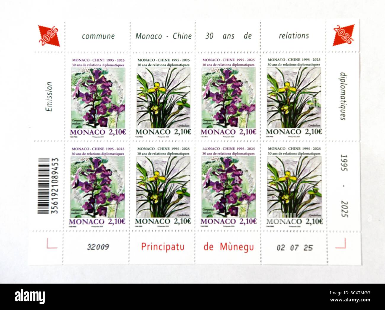 Paris, Frankreich, 15. Oktober 2025. Monaco und China gaben gemeinsam einen Satz von zwei Gedenkmarken heraus, die den Titel „30. Jahrestag der Etablierung diplomatischer Beziehungen zwischen China und Monaco“ tragen. Auf den Stempeln sind die Glockenblume und die cymbidium-Orchidee abgebildet. Die Monaco-Version der Briefmarken hat einen Nennwert von 2,10 Euro pro Satz, wobei insgesamt 55.000 Sätze ausgegeben werden. Quelle: Li Yang/China News Service/Alamy Live News Stockfoto