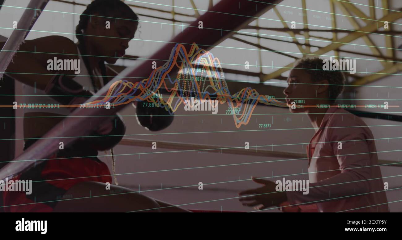 Rasante Boxer in roten Shorts, Handschuhen während des Ringtrainings, mit Coach-Anleitung und Live-Kennzahlen Stockfoto