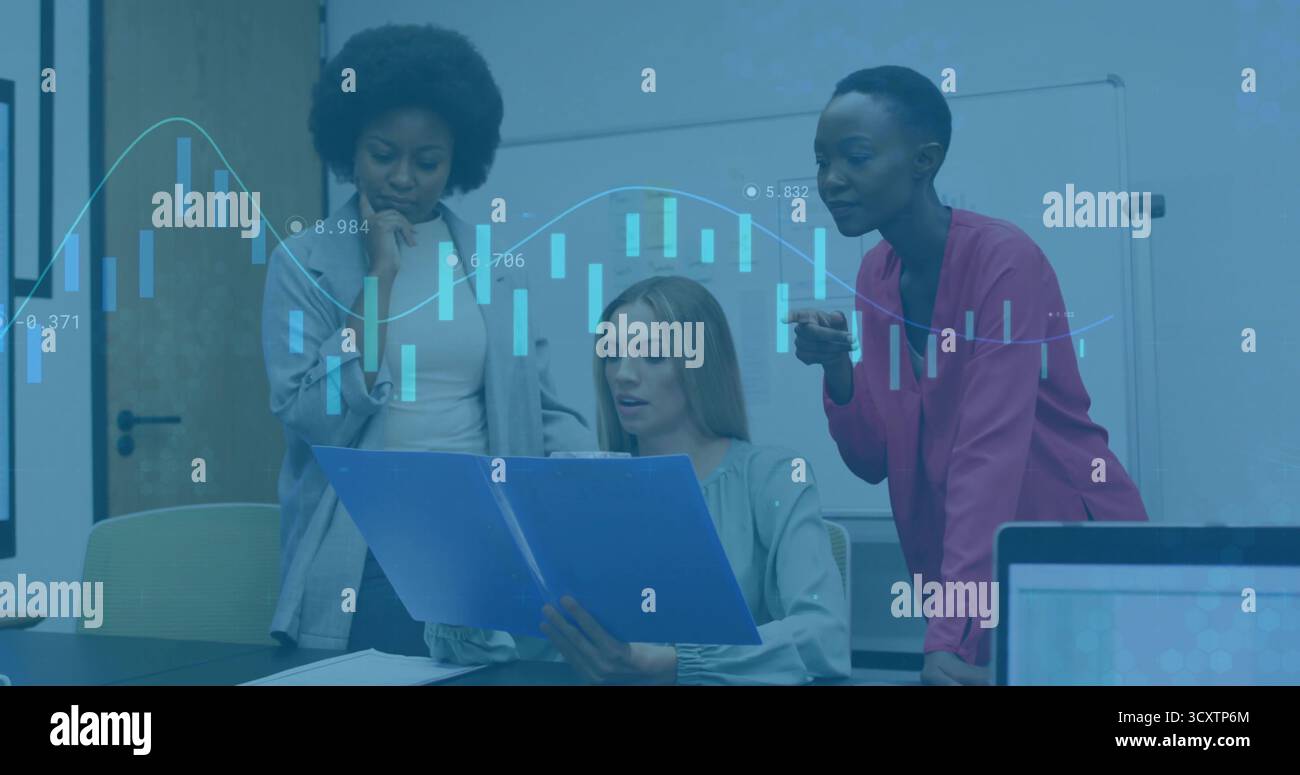 Analyse von Diagrammen von drei Frauen am Konferenztisch mit Whiteboard, blauem Ordner und Kaffeetasse Stockfoto