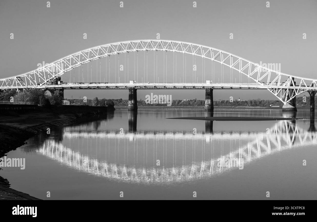 Silver Jubilee Bridge bei Runcorn spiegelt sich im River Mersey in Schwarz-weiß Stockfoto