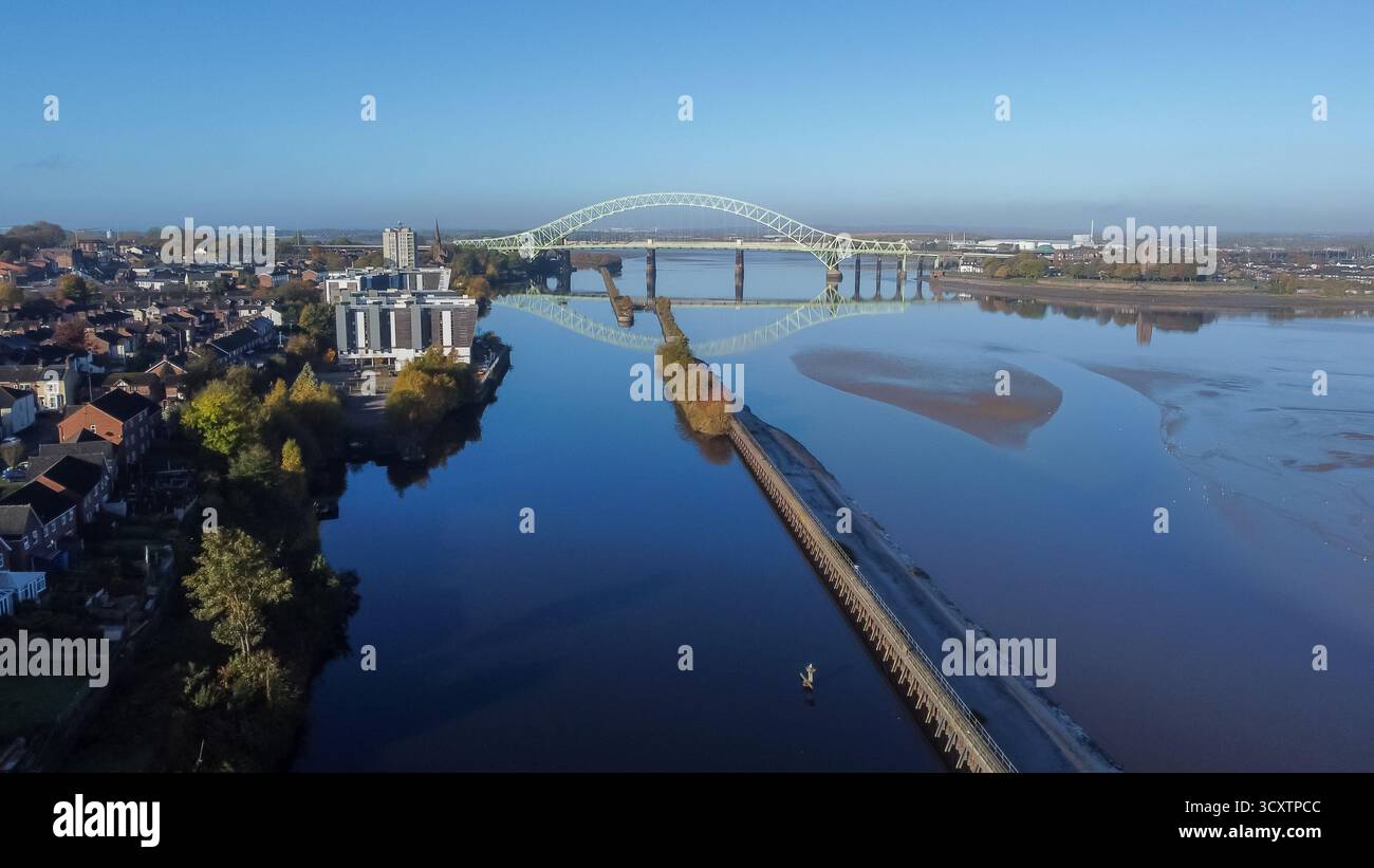 Aus der Vogelperspektive der Silver Jubilee Bridge (A533) bei Runcorn Stockfoto