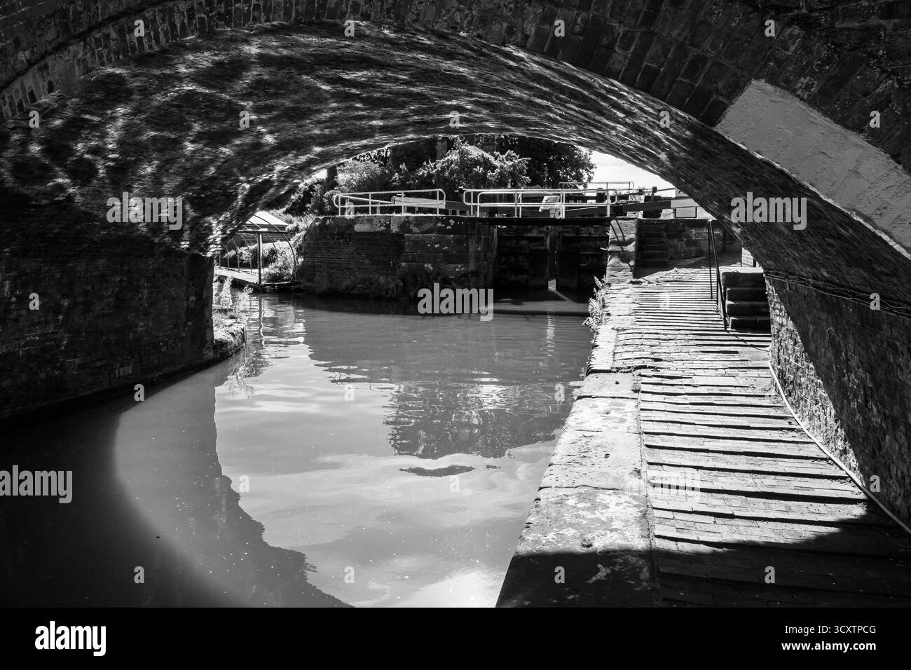 Backsteinkanalbrücke und Schleusentor in Schwarz-weiß Stockfoto