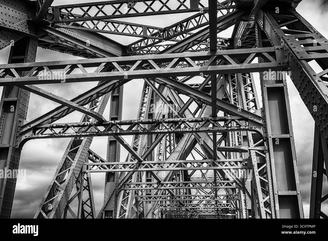 Detailansicht des Stahlgerüsts der Connel-Brücke in Schwarz-weiß Stockfoto