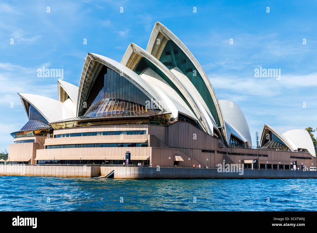 Legendäres architektonisches Meisterwerk Sydney Opera House mit seinem einzigartigen segelähnlichen Design an einem sonnigen Nachmittag in Sydney, Australien Stockfoto