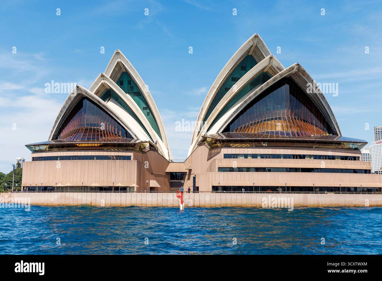 Legendäres architektonisches Meisterwerk Sydney Opera House mit seinem einzigartigen segelähnlichen Design an einem sonnigen Nachmittag in Sydney, Australien Stockfoto