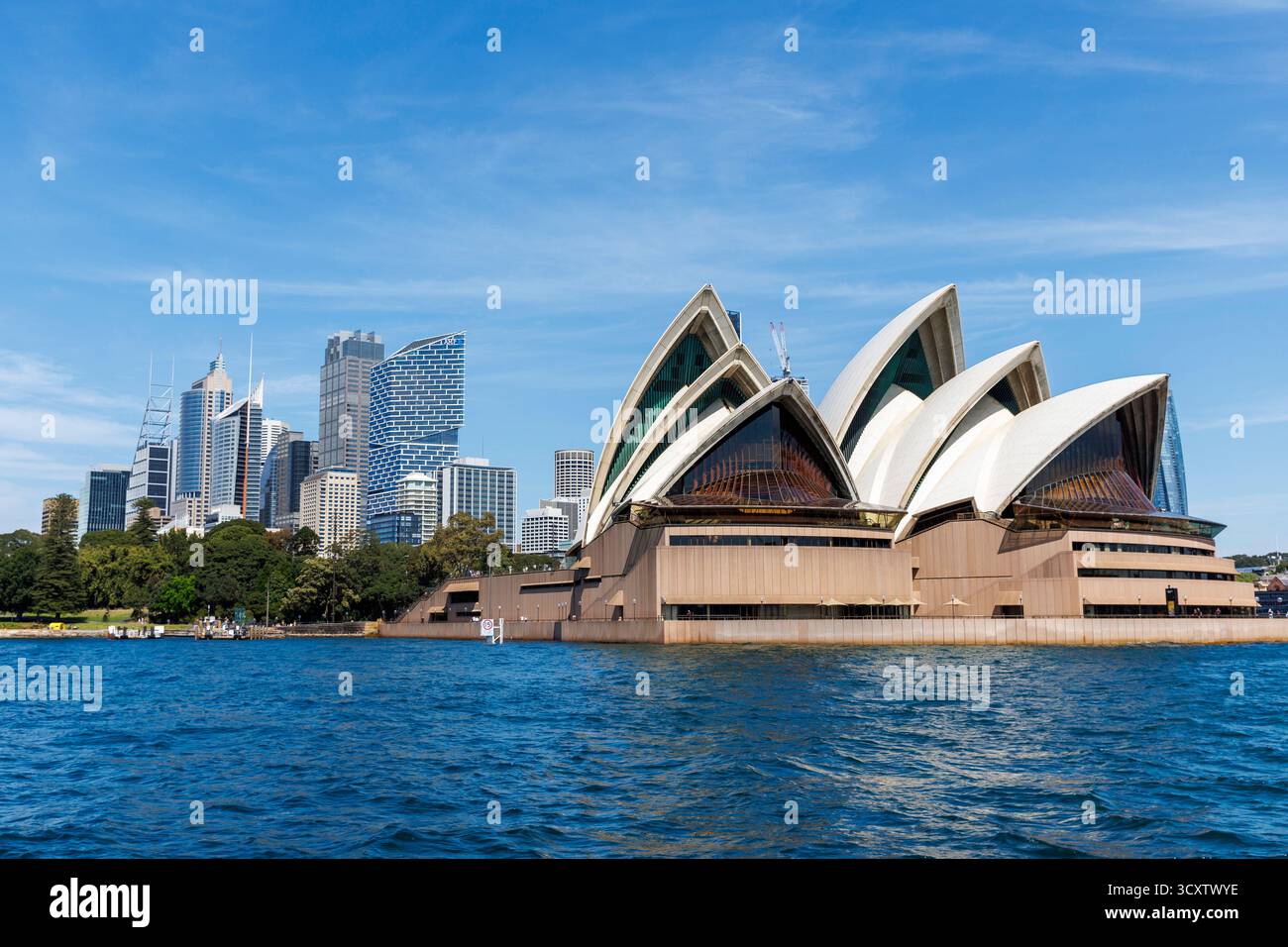 Legendäres architektonisches Meisterwerk Sydney Opera House mit seinem einzigartigen segelähnlichen Design an einem sonnigen Nachmittag in Sydney, Australien Stockfoto