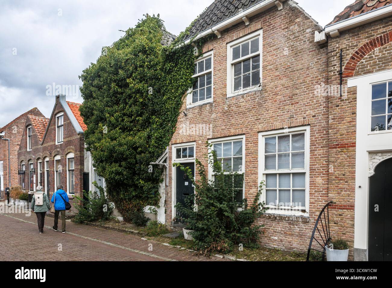 Das Dorf Veere auf der Halbinsel Walcheren, zwei von Efeu bewachsene Häuser auf der Oudestraat, Zeeland, Niederlande. Der Ort Veere auf Walcheren, z Stockfoto