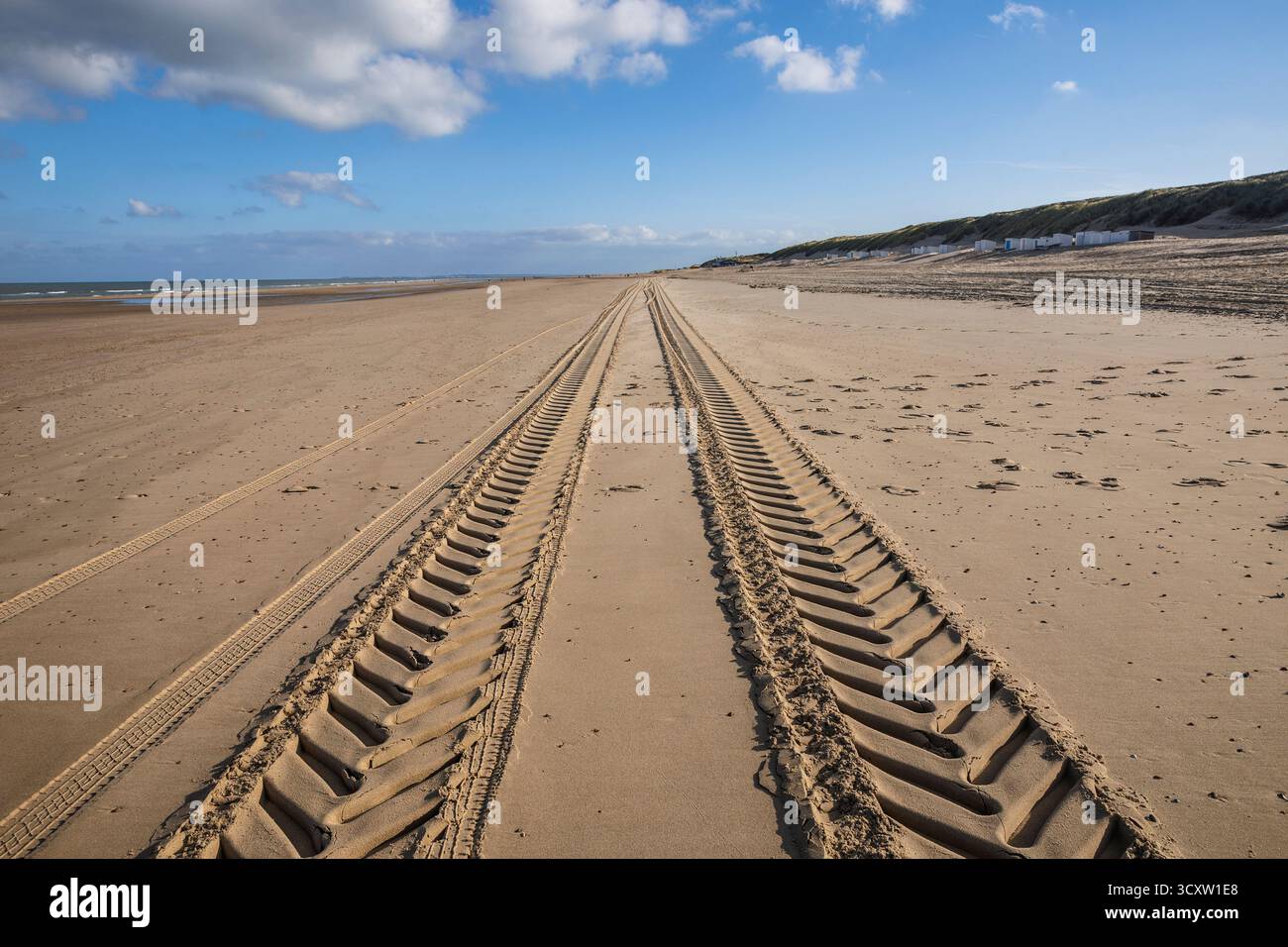 Reifenpanne am Strand in Oostkapelle auf der Halbinsel Walcheren, Zeeland, Niederlande. Reifenspur am Strand von Oostkapelle auf Walcheren, Zeeland, Stockfoto