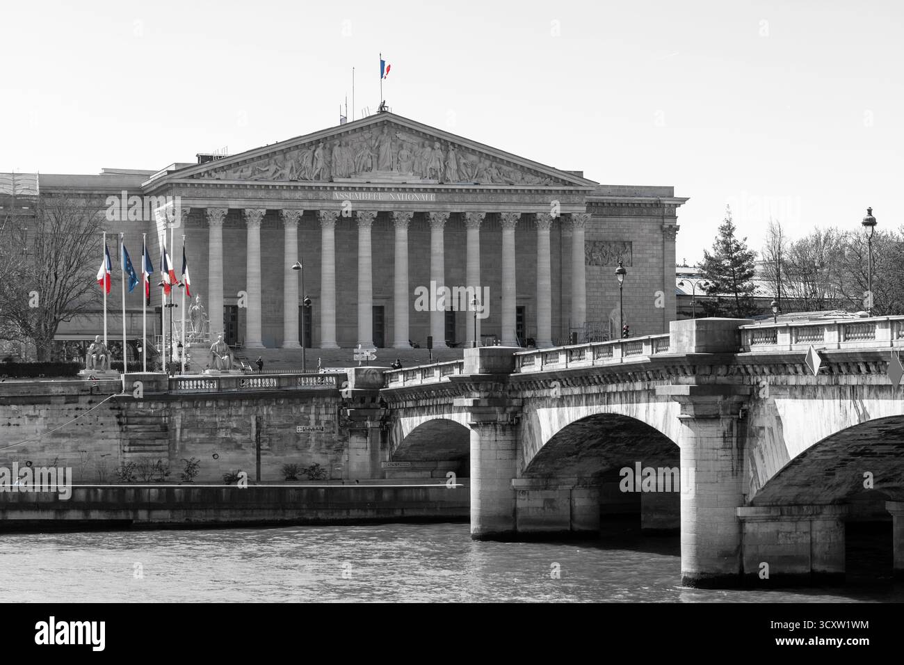 Palais Bourbon und Pont de la Concorde, Paris – Schwarzweiß-Architekturfoto mit ausgewählten Farben auf Fahnen Stockfoto