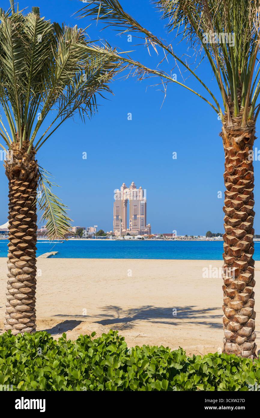 Ein schwimmender Jetcar, der am Rixos Marina Abu Dhabi Hotel in Abu Dhabi, Vereinigte Arabische Emirate, vorbeifährt Stockfoto