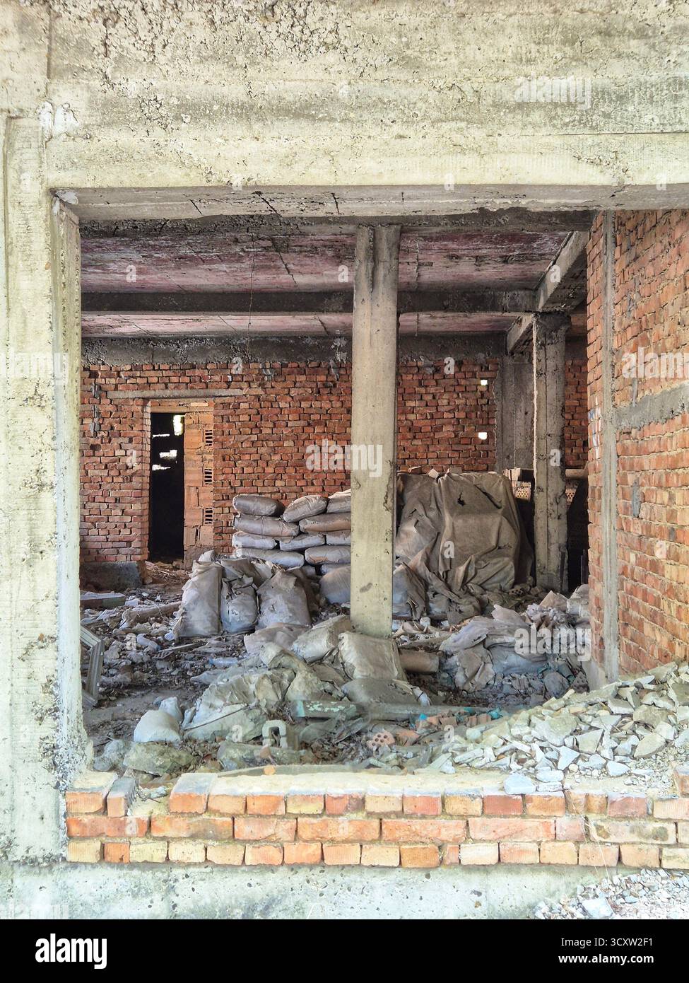 Altes verlassenes Gebäude in der Stadt. Überreste einer vergessenen Struktur - Smartphone-aufgenommenes Stockfoto