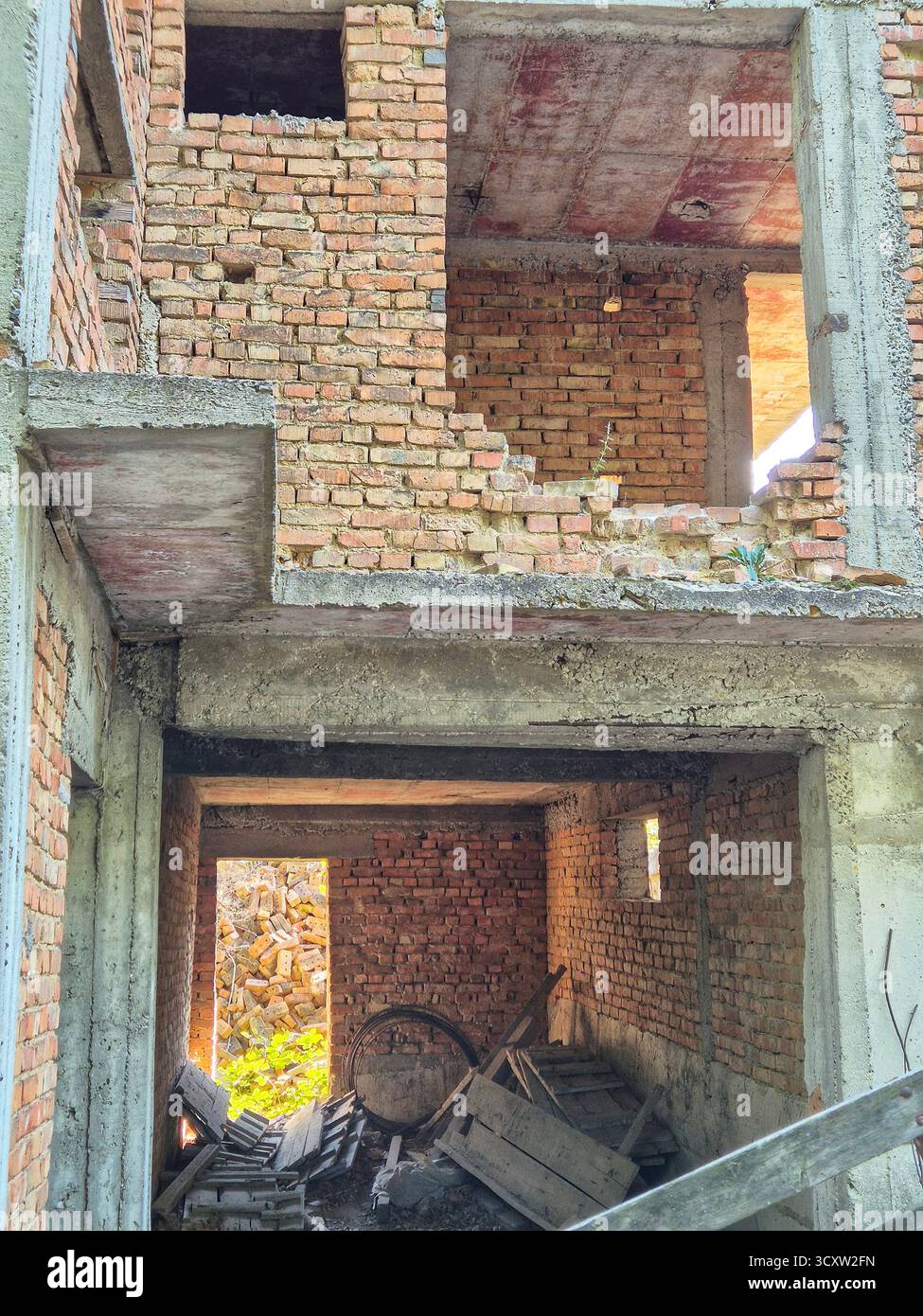 Altes verlassenes Gebäude in der Stadt. Überreste einer vergessenen Struktur - Smartphone-aufgenommenes Stockfoto