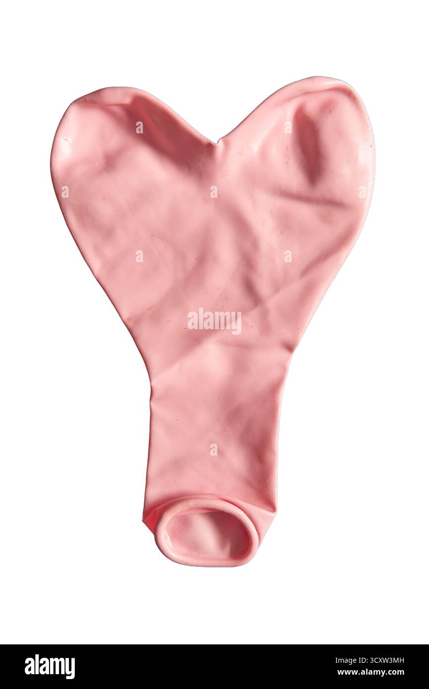 Rosafarbener, herzförmiger Ballon auf weißem Hintergrund mit Beschneidungspfad abwickeln Stockfoto