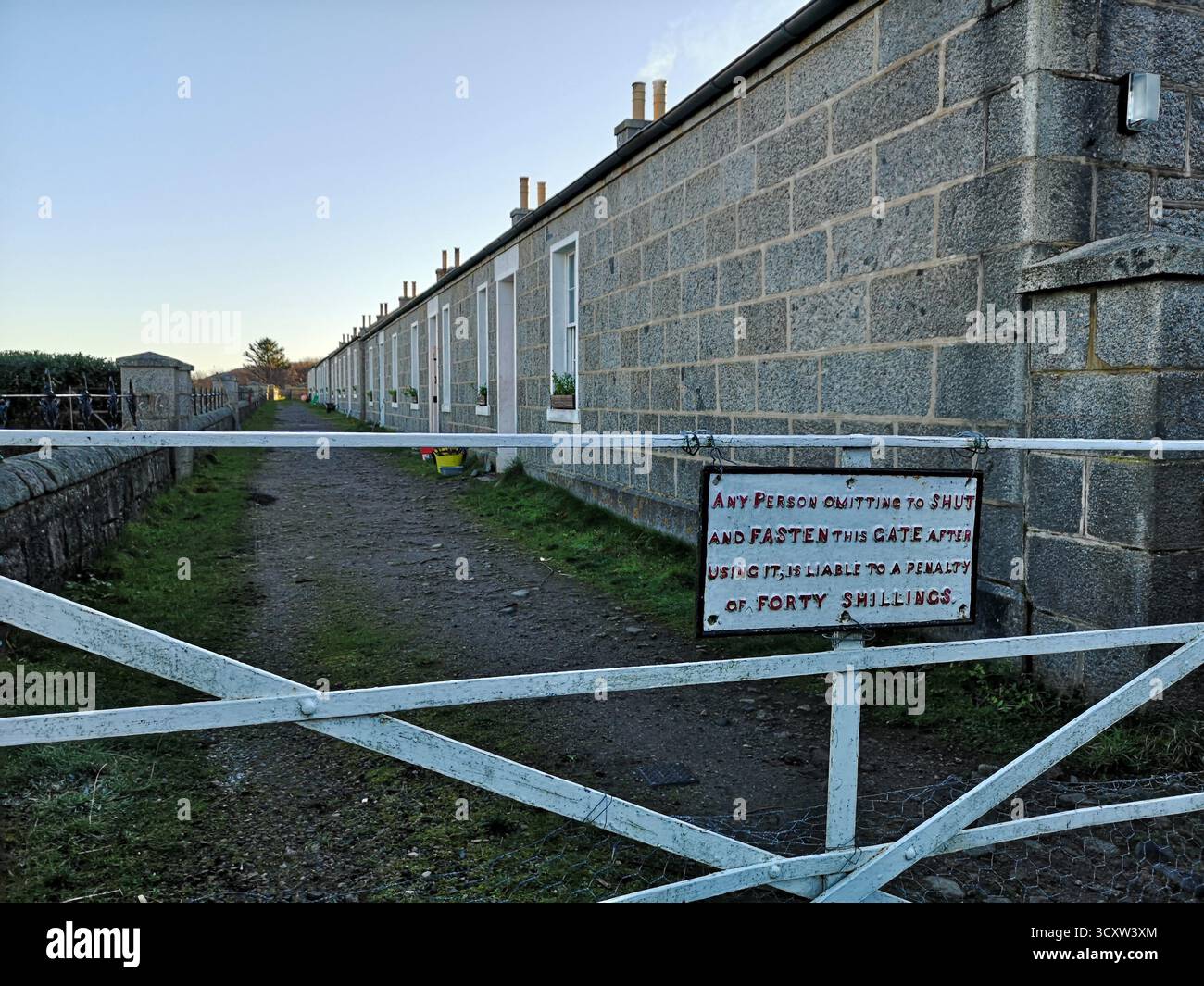Historische Leuchtturmhütten auf ErRAID, Ross of Mull – heute eine Findhorn-Öko-Community. Erreichbar über Ebbe Damm. Abgelegener, spiritueller Charme. - Smartphone-aufgenommenes Stockfoto