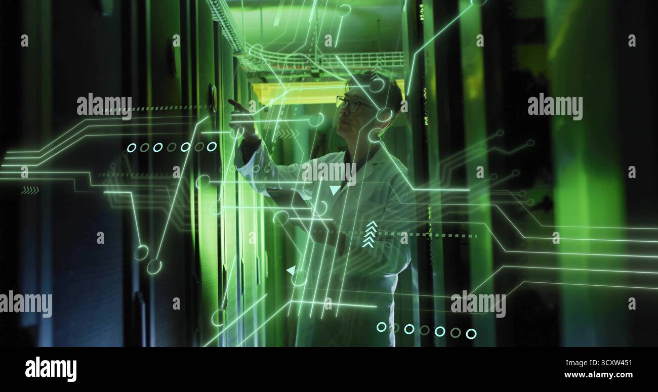 Zeigender koreanischer Mann in weißem Laborkittel, der die Rackplatte im Korridor des Rechenzentrums anzeigt, mit Hologrammen Stockfoto