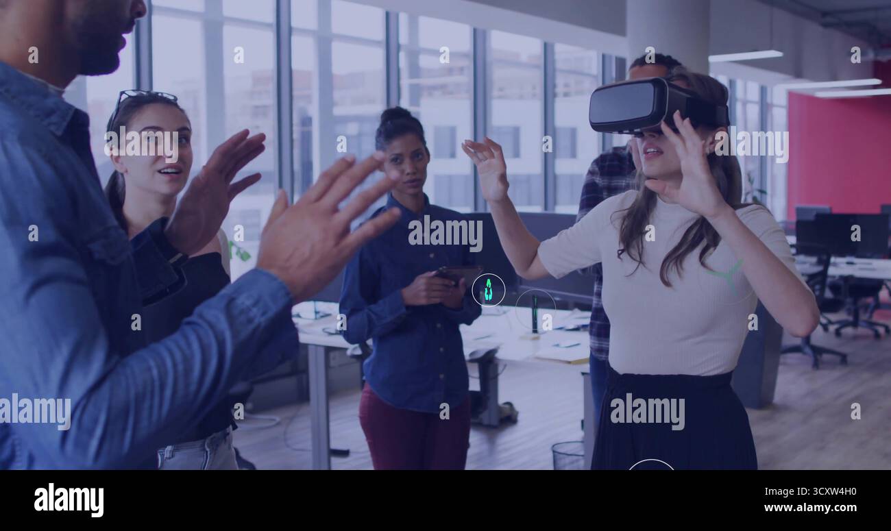 Testen der Frau, die ein VR-Headset trägt und mit dem Smartphone mit virtueller Szene im Großraumbüro interagiert Stockfoto