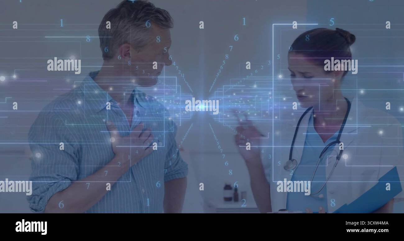Ärztin in Peelings diskutiert Gesundheitsmetriken mit digitaler Anzeige in der Klinik, mit Stethoskop Stockfoto Ärztin in Peelings diskutiert Gesundheitsmetriken mit digitaler Anzeige in der Klinik, mit Stethoskop Stockfoto